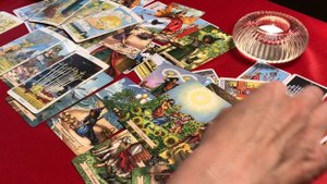 Почему мужчина, закрылся, исчез, прекратил общение? Гадание Таро