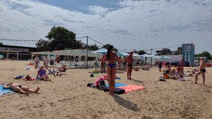 Анапа. Центральный пляж Люди купаются несмотря на запреты. Август 2025