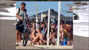 Британцы возмущены: 260 тыс украинцев просят убежища, а на пляже в Одессе дерутся девушки в бикини