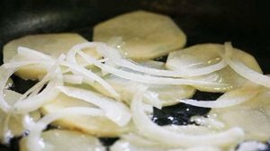 Домашняя жареная картошка с луком