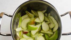 Груши в пюре из красной смородины