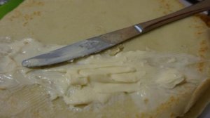 Блинные роллы со сливочным сыром и красной рыбой