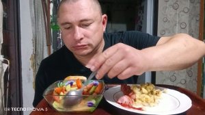 мукбанг/обжорыч/жареная картошка, жареные сосиски, салат из свежих овощей с огорода/