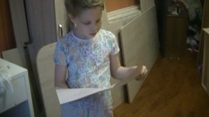 мира и настя собирают кровать