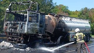 На трассе в Сочи загорелась цистерна с топливом