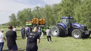 В Омской области состоялся демонстрационный показ работы трактора LOVOL 3004 с сеялкой Amazone DMC.