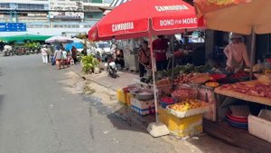 Уличная еда на Русском Маркете (рынке) в городе Пномпень, Камбоджа