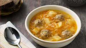 Суп с фрикадельками на курином бульоне.