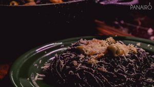 Паста с чернилами каракатицы, креветками и оливками