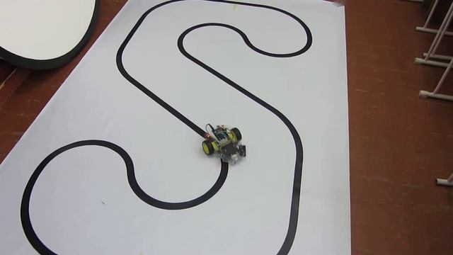 Платформа Arduino двигающаяся по полосе. смотреть онлайн