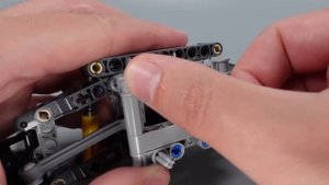 Коробка передач и сцепление в радиоуправляемой машине Lego.