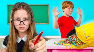 Настя учит детей, как правильно ходить в школу