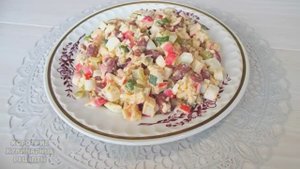 Салат из крабовых палочек с красной консервированной фасолью и сыром