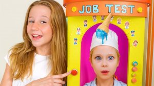 Настя рассказывает детям в школе о профессиях