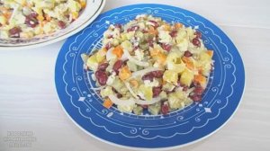 Овощной салат с сыром, красной консервированной фасолью и солеными огурцами
