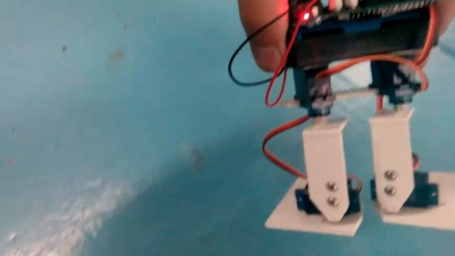 Шагающий робот Arduino смотреть онлайн