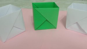 Коробка из бумаги, шкатулка или стаканчик из бумаги. Оригами.