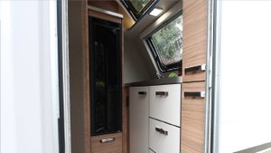 Weinsberg CaraOne 390 PUH- компакт с огромной скандинавской кухней с огромным холодильником и ...