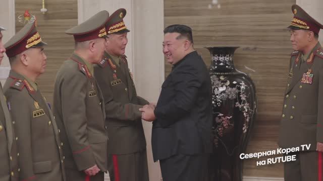 Ким Чен Ын встречается с ведущими командирами участвовавших в Курской операции смотреть онлайн