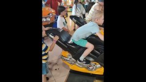 Жёлтые байки виде симуляторы гонок в парке развлечений ФанкиТаун ТРЦ Сибирский Мол