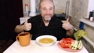 на обед с Рыжулей густой гороховый суп вкуснотища. мукбанг. обжор. еда на камеру. диета. шизофрения.