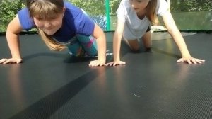 Я с подругой на батуте