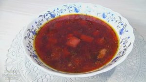 Горячий суп свекольник приготовленный с куриным мясом на курином бульоне