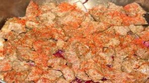 Гуляш из говядины со сметаной