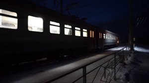Электропоезд ЭД9М-0154 "заринский экспресс". Отправление с искрящимися токоприёмниками.