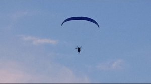 Параплан летает