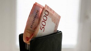 Каким категориям бюджетников повысят оклад осенью 2025 года