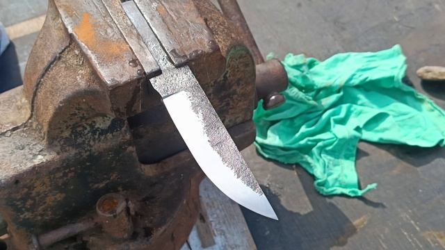 НОЖ ИЗ СТАРОЙ РЕССОРЫ СВОИМИ РУКАМИ | От ржавого хлама до острого клинка смотреть онлайн