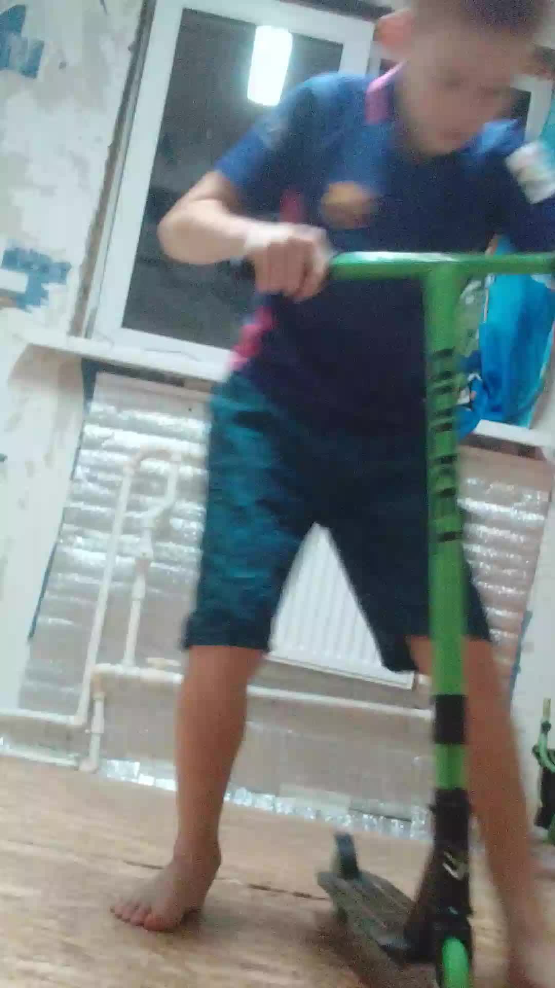 учу делать трюки на самокате