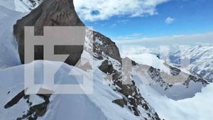 Появились снятые с квадрокоптера кадры с застрявшей на пике Победы россиянкой