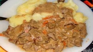 Гуляш из говядины со сметаной