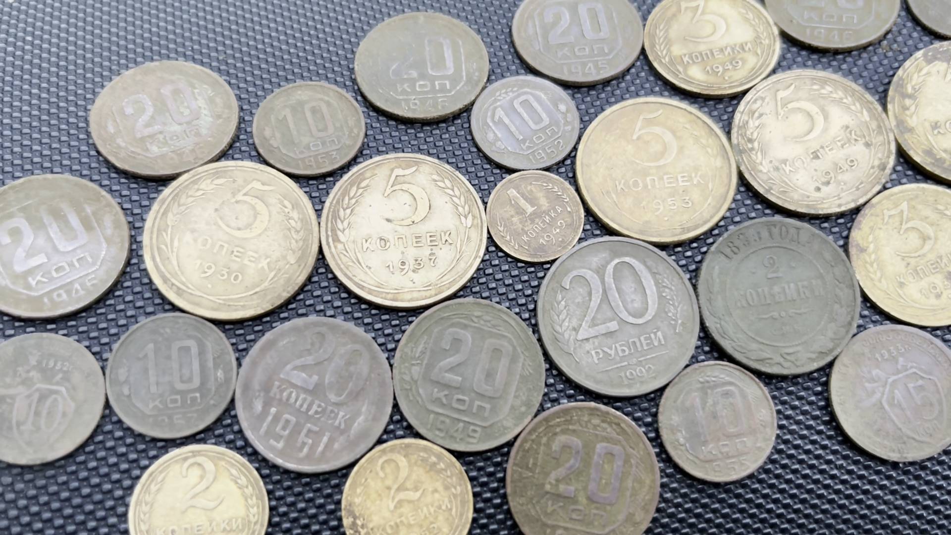 Россыпи монет в дремучем лесу!