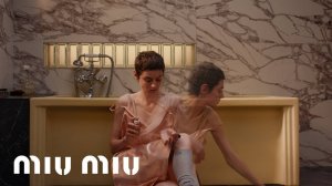 Бунтарка в духе Miu Miu: Эмма Коррин представила аромат Miutine