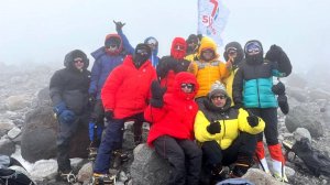 Группа Клуба 7 Вершин "Люди и кошки" на акклиматизационном выходе на Скалы Пастухова