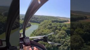 Человек летит на большой FPVшке дроне, люди парят в небесах на дронах