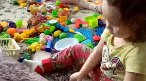 Близнецы с игрушками дома