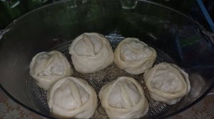 Манты — сочные, аппетитные, приготовленные в домашних условиях.