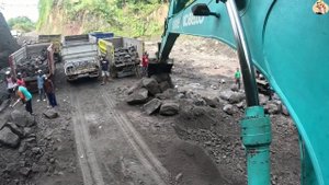 Строительство, экскаватор копает песок