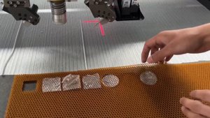 Плоттер X-Plot серии XP режет арамидные соты осциллирующей головой EOT