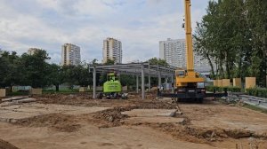 Строительство навеса «Сухие ноги» у станции метро «Славянский бульвар» (август 2025)