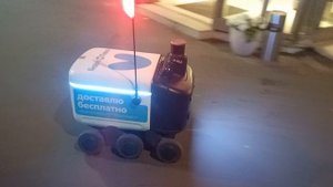 Девушки переводят робота Яндекс Лавки через дорогу
