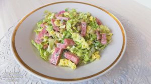 Салат на скорую руку из савойской капусты с полукопченой колбасой