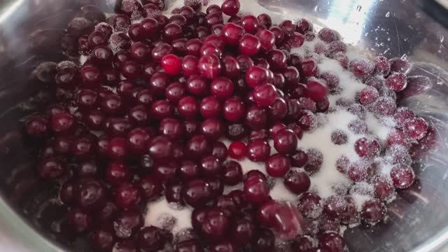 Варенье из вишни с косточками. Как варить и проверять готовность