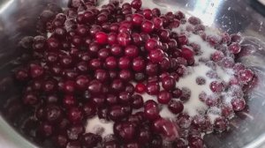 Варенье из вишни с косточками. Как варить и проверять готовность