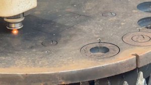 Лазерный раскрой листов низколегированного металла