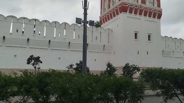 Новодевичий монастырь — архитектурный комплекс со старинными колокольнями, башнями и палатами смотреть онлайн